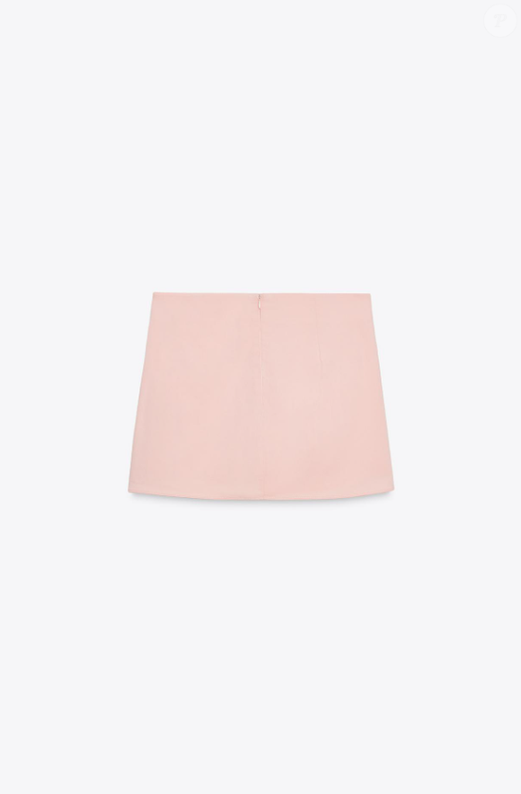 Shorts-saia rosa bebê da Zara, tem comprimento curto, justo ao corpo, e fecho na parte traseira.