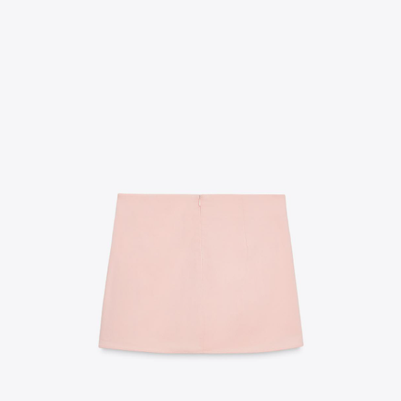 Shorts-saia rosa bebê da Zara, tem comprimento curto, justo ao corpo, e fecho na parte traseira.