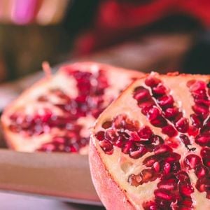 Outra simpatia bem popular é comer doze sementes, uma para cada mês do novo ano, e fazer pedidos