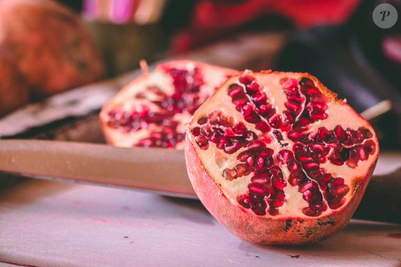 Outra simpatia bem popular é comer doze sementes, uma para cada mês do novo ano, e fazer pedidos