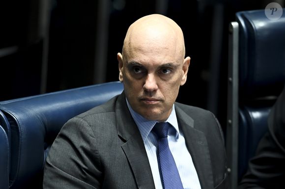 O Ministro Alexandre de Moraes citou: 'O réu admitiu que esteve no local dos fatos, mais especificamente no interior do Congresso Nacional, onde teria ingressado e subtraído uma bola de futebol autografada pelo jogador Neymar'