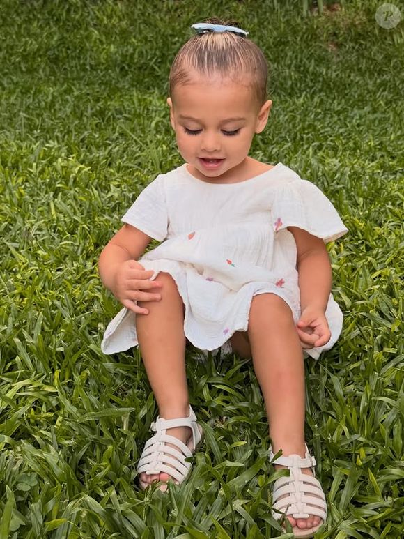 Amanda Kimberlly garantiu que sua filha com Neymar não perdeu o movimento do dedo machucado no acidente