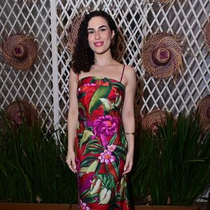 Livian Aragão: destacou-se em um vestido longo de alças finas com uma estampa tropical vibrante de folhagens verdes e flores em tons de rosa, roxo e vermelho sobre fundo escuro. A atriz completou o visual de frescor estivo com sandálias de tiras marrons e brincos dourados