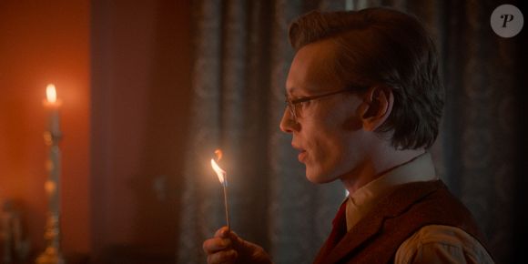 Ainda em sua aparência normal, ele é a origem do Demogorgon e a fonte dos poderes de Eleven