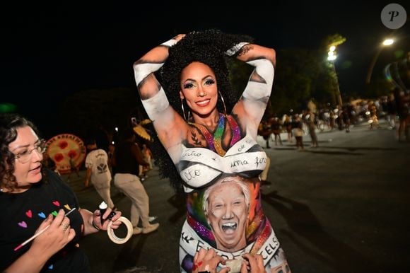 A musa, que usava pintura corporal, ignorou o incidente no momento, mas depois reconheceu que foi uma situação "tensa".