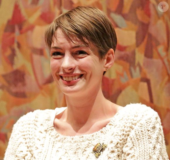 2012: Anne Hathaway mudou seu visual para o filme 'Os Miseráveis
