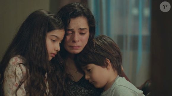 Bahar tenta acalmar os filhos, mas sequer imagina que invasão à sua casa deixou uma pessoa morta na novela 'Força de Mulher', no capítulo desta quarta-feira 5 de fevereiro de 2025