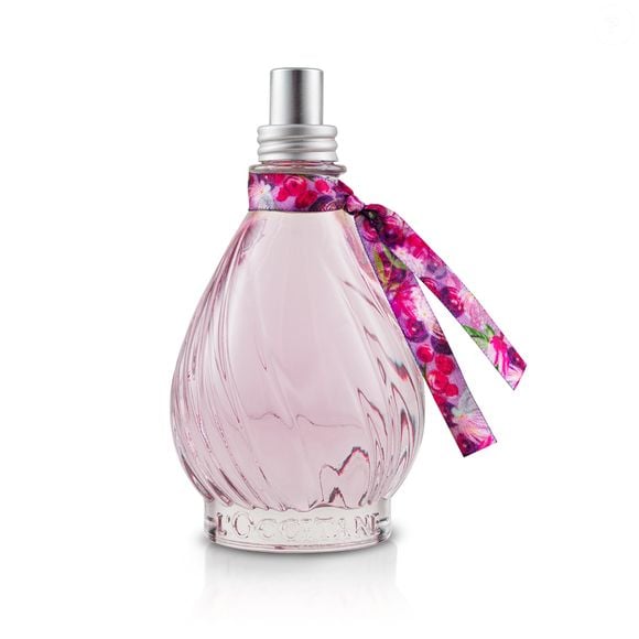A Deo Colônia Flor de Jabuticaba, da L’Occitane au Brésil, combina notas vibrantes de tangerina, cereja e groselha-vermelha com acordes inspirados na jabuticaba. No coração, aparecem rosa damascena, muguet e magnólia, enquanto madeira, musk e âmbar completam a composição