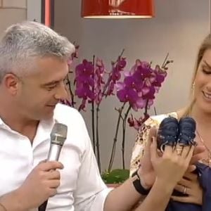 2013 - Ana Hickmann ganhou presente surpresa do marido um ursinho de pelúcia e um par de sapatinhos