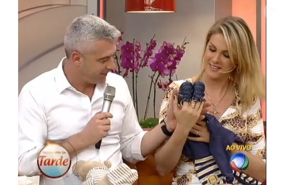2013 - Ana Hickmann ganhou presente surpresa do marido um ursinho de pelúcia e um par de sapatinhos