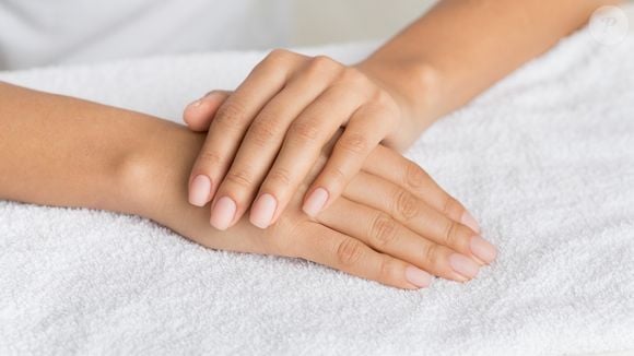 A tendência das soap nails deixa as mãos com aparência saudável e natural o ano inteiro