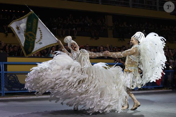 Redução de escolas por noite prejudica espetáculo, diz carnavalesco
