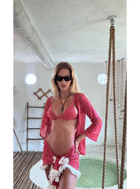 Neste outro modelinho, Yasmin Brunet surgiu inteiramente de rosa e valorizou seu corpo