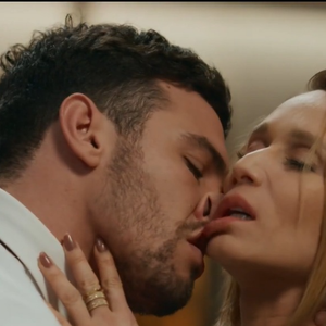Primeira noite de amor de Dora e André em 'Quem Ama Cuida' foi um dos assuntos mais comentados na internet