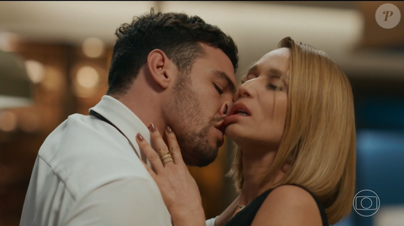 Primeira noite de amor de Dora e André em 'Quem Ama Cuida' foi um dos assuntos mais comentados na internet