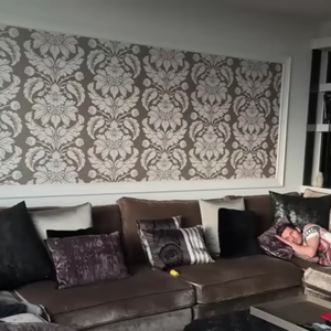 Mansão de Messi conta com ambientes amplos, como este sofá para dezenas de pessoas