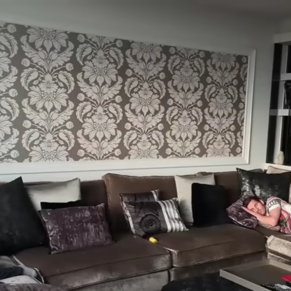 Mansão de Messi conta com ambientes amplos, como este sofá para dezenas de pessoas