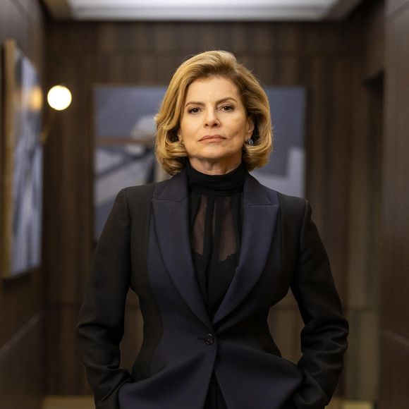 Odete (Debora Bloch) avisa a Walter (Leandro Lima) que vai destruir a empresa de Raquel (Taís Araújo)