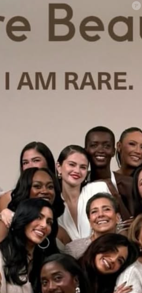 Amira Pinheiro conheceu Selena Gomez durante o trabalho e não poupou elogios à cantora: "Conduziu tudo com muito carinho, delicadeza e atenção genuína às nossas perspectivas pessoais. Existia um cuidado muito bonito em fazer com que cada mulher se sentisse vista, respeitada e representada em sua essência", disse