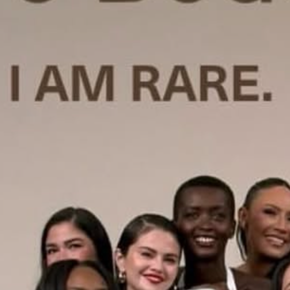 Amira Pinheiro conheceu Selena Gomez durante o trabalho e não poupou elogios à cantora: "Conduziu tudo com muito carinho, delicadeza e atenção genuína às nossas perspectivas pessoais. Existia um cuidado muito bonito em fazer com que cada mulher se sentisse vista, respeitada e representada em sua essência", disse