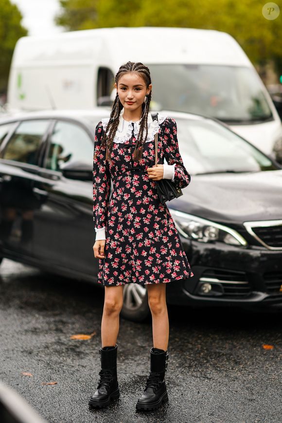 Com gola Peter Pan, esse vestido curto de estampa floral adiciona um toque romântico e "boneca" ao look