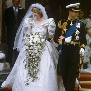 Elton John e Diana se aproximaram antes do casamento da princesa, em 1981, com o então príncipe Charles, construindo uma amizade que também esteve relacionada ao envolvimento dos dois em causas beneficentes, segundo informações de O Globo