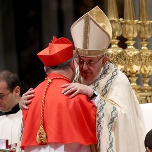 Papa Francisco e Becciu: relação marcada por confiança inicial, promoção a cardeal e, depois, um afastamento público dramático