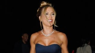 De vestido azul tomara que caia, Virgínia Fonseca enfrenta perrengue chique no Teleton 2025, mas entrega beleza em look elegante. Fotos!