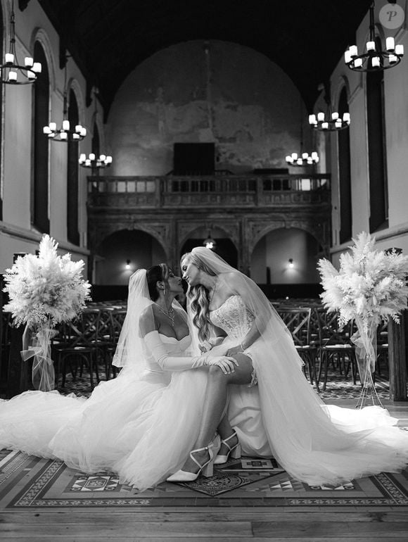 A ex-BBB Talita Araújo publicou fotos de seu casamento com Isla Wolfe, celebrado na capela do século 18 da The Abbey, na Irlanda