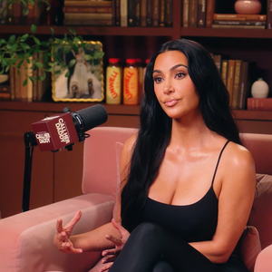 Em conversa no podcast "Call Her Daddy", Kim fala sobre insegurança 'física, emocional e financeira' durante o relacionamento