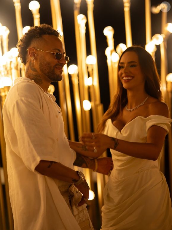 Neymar e Bruna Biancardi passaram o réveillon juntos horas após o atacante renovar contrato com o Santos até o fim de 2026