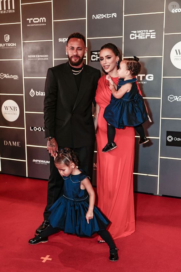 Neymar, em foto com a mulher, Bruna Biancardi, e as filhas Mavie e Mel, promoveu mais uma edição do seu leilão beneficente, em 4 de agosto de 2026