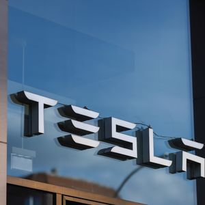 Importados em risco: carros da Tesla fabricados nos EUA enfrentam tarifa de 125% na China e somem do site oficial da marca.