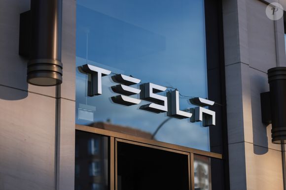 Importados em risco: carros da Tesla fabricados nos EUA enfrentam tarifa de 125% na China e somem do site oficial da marca.