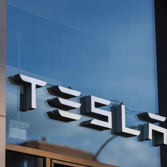 Importados em risco: carros da Tesla fabricados nos EUA enfrentam tarifa de 125% na China e somem do site oficial da marca.