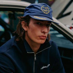 As referências à moda dos anos 1990 também aparecem nas calças jeans de corte reto, nas bermudas chino bege com lavagem característica da década e nos acessórios da coleção da Zara em homenagem a Ayrton Senna. A seleção inclui bonés de inspiração esportiva, um cinto trançado e óculos de sol com estética noventista