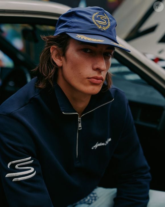 As referências à moda dos anos 1990 também aparecem nas calças jeans de corte reto, nas bermudas chino bege com lavagem característica da década e nos acessórios da coleção da Zara em homenagem a Ayrton Senna. A seleção inclui bonés de inspiração esportiva, um cinto trançado e óculos de sol com estética noventista