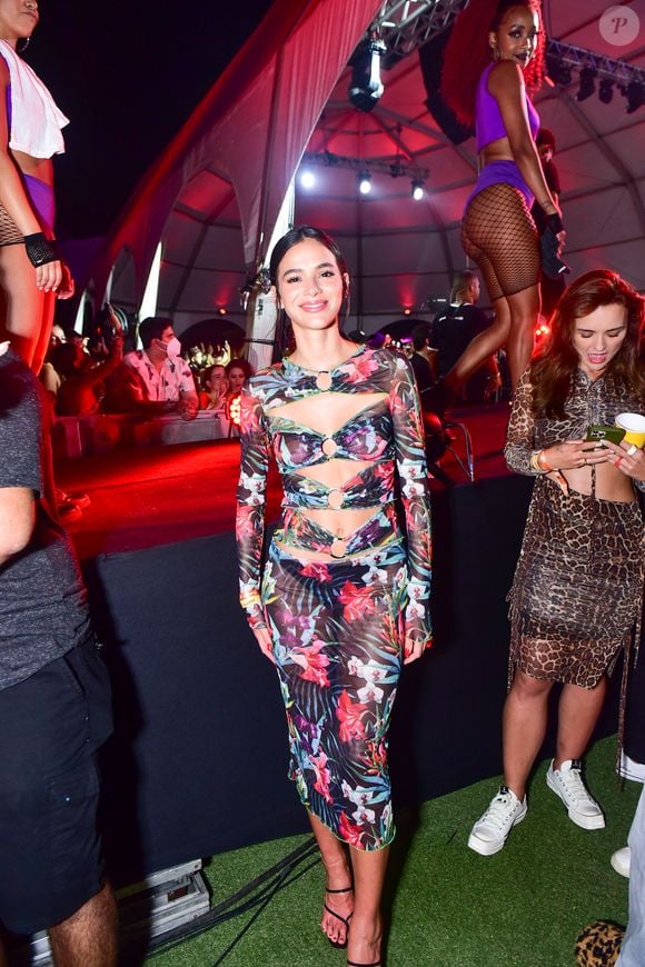 Bruna Marquezine fez uma parceiria com o brechó Troc, para apoiar a IKMR.