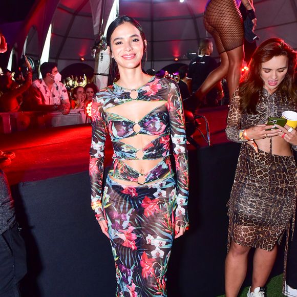 Bruna Marquezine fez uma parceiria com o brechó Troc, para apoiar a IKMR.