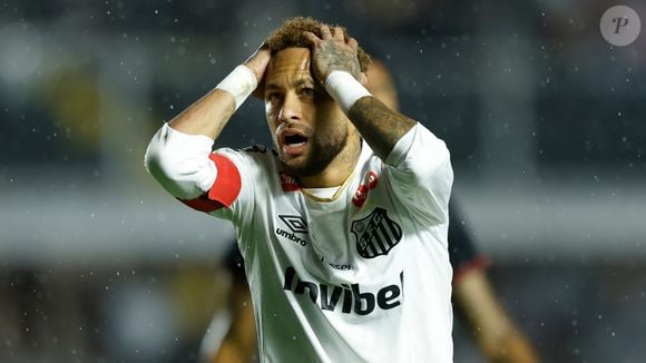 Neymar tem 'lesão dificílima' que precisa de 'muito repouso' e tratamento de 12h a 15h, relatou Joana de Assis, da Globo