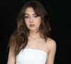 Klara Castanho interpreta Liane Neves, uma jovem fotógrafa que, aos 23 anos, teve a missão de registrar a intimidade do poeta Mario Quintana durante seus últimos anos de vida.