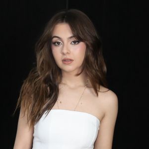 Klara Castanho interpreta Liane Neves, uma jovem fotógrafa que, aos 23 anos, teve a missão de registrar a intimidade do poeta Mario Quintana durante seus últimos anos de vida.