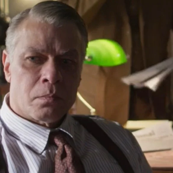 Juliano (Fabio Assunção) é denunciado por Clarice (Carol Castro) em 'Garota do Momento' apos achar o corpo de Valéria (Julia Stockler)