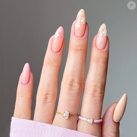 Base nude + florzinhas delicadas = combo clássico da primavera