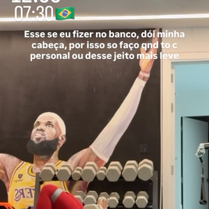 Virgínia Fonseca optou por fazer o exercício de elevação pélvica deitada no chão com um halter