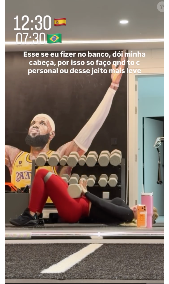 Virgínia Fonseca optou por fazer o exercício de elevação pélvica deitada no chão com um halter