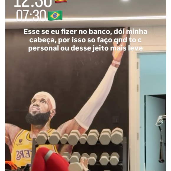 Virgínia Fonseca optou por fazer o exercício de elevação pélvica deitada no chão com um halter