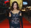 Atriz de Quem Ama Cuida, Fernanda Marques combinou um vestido longo de tule transparente com luvas pretas estilo mitten e coturnos de sola tratorada no Festival de Cinema de Gramado