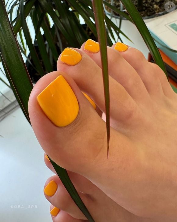 Outra tonalidade que se tornou essencial para as pedicures de verão é o amarelo, que, como sabemos, é uma das cores de esmalte que melhor realça o bronzeado
