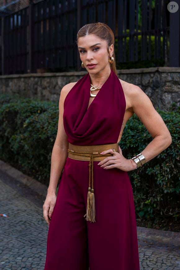 1º capítulo da novela 'Três Graças': Arminda (Grazi Massafera) sente ciúmes do amante/sócio, Ferette (Murilo Benício), por conta de uma escultura, em 20 de outubro de 2025